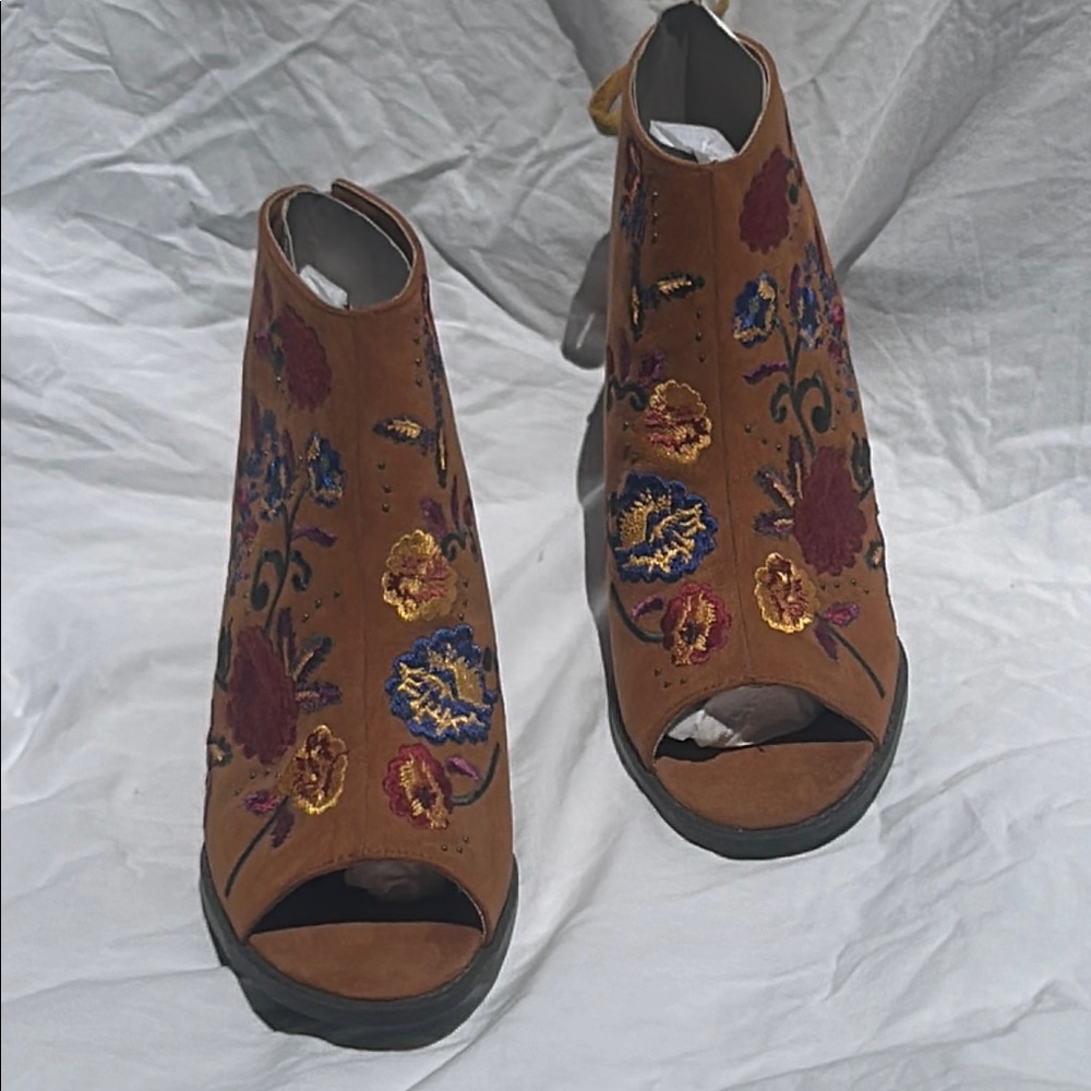 Maxi A Embroidered Brown Peep-Toe Ankle Boots